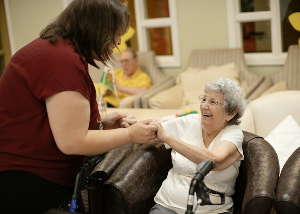 Pflegekraft betreut Seniorin
