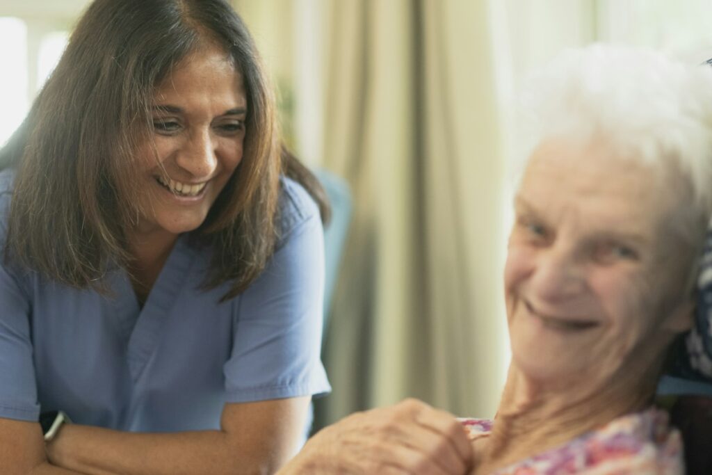 Pflegekraft mit Seniorin